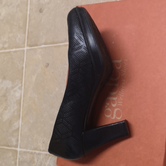 Shoes - Pumps - Picture 4 of 5